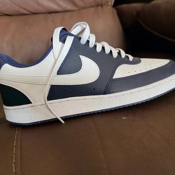 Nike Men’s Low-Top Sneakers - Navy and White - Picture 4 of 7